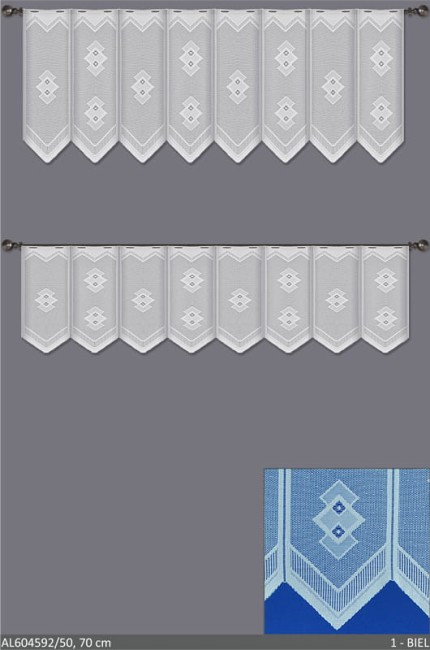 Zazdrostka żakardowa, biała, segmentowa o wysokości 70 cm. Prezentowana w dwóch rzędach, z delikatnym, geometrycznym wzorem. Zdjęcie ukazuje frontalnie materiał zawieszony na karniszu, na szarym tle, zbliżenie na szczegóły wzoru po prawej stronie.