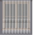 Firana haftowana, biała, o wysokości 180 cm, zawieszona na karniszu. Z przodu widoczna koronka o delikatnym wzorze. Tło szare, co podkreśla jej lekkość i przejrzystość. Produkt rozłożony, niepognieciony.