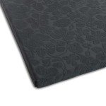 Prześcieradło żakardowe bez gumki o wymiarach 150x205 cm w kolorze grafitowym. Z widocznym, delikatnym wzorem kwiatowym i matową teksturą. Produkt leży, prezentując estetykę oraz szczegóły tkaniny.