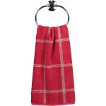 Ręcznik bawełniany 80x150 cm w kolorze bordowym z wzorem w kratę. Produkt wisi na metalowej obręczy. Ręcznik ma miękką i teksturowaną powierzchnię, a jego krawędzie są wykończone. Widziany z przodu, w pełnej długości.