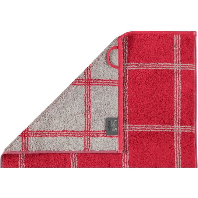 Ręcznik bawełniany 80x150 cm w kratę, w kolorze bordowym z szarymi detalami. Posiada przyjemną, teksturowaną powierzchnię. Widoczny uchwyt do zawieszenia oraz metka z logo. Ułożony w formie rozłożonej, pokazuje szwy i wzór na całej długości.