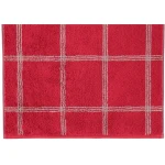Ręcznik bawełniany 80x150 cm w kolorze bordowym, z szaro-białym wzorem kratki. Widoczny w poziomie, z bliska, ukazujący strukturalną fakturę materiału. Tło jednolite, podkreślające kolor i wzór ręcznika.
