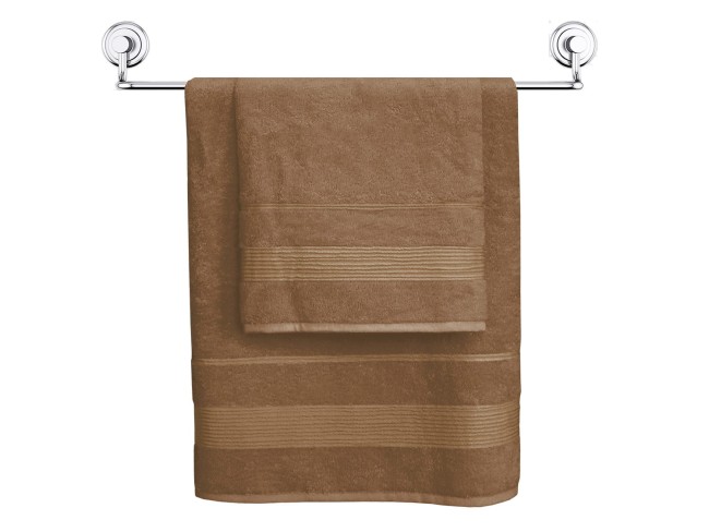 Ręcznik bambusowy w kolorze jasnego brązu, rozmiar 70x140 cm, zawieszony na wieszak. Wyróżnia się delikatną fakturą i widocznymi poziomymi pasami. Idealny do łazienki, zapewnia wysoką chłonność i miękkość.