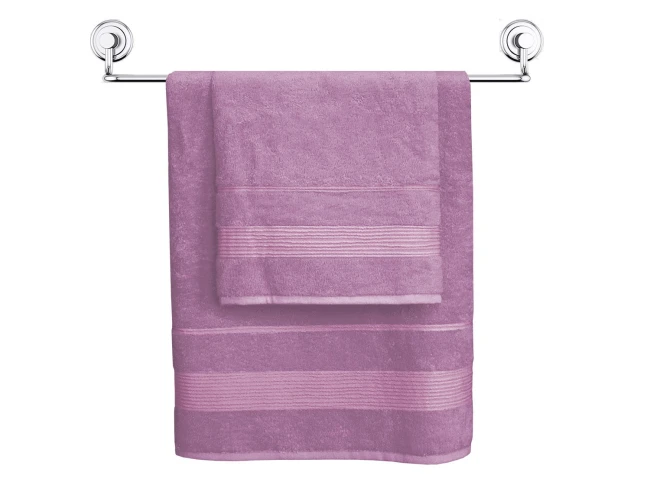 Ręcznik bambusowy w kolorze lawendowym o wymiarach 70x140 cm, rozłożony na wieszaku. Widoczne delikatne prążki na krawędziach, miękka faktura materiału. Proste tło podkreśla kolor oraz detale ręcznika bez zbędnych zakłóceń.