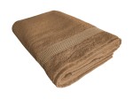 Ręcznik bambusowy 70x140 w kolorze jasnego brązu, leżący na białym tle. Produkt ma delikatną, teksturowaną fakturę oraz widoczny ozdobny pasek wzdłuż krawędzi. Idealny do użytku w łazience lub na plaży.