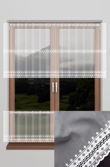 Zazdrostka woal haft biała, wysokość 70 cm, umieszczona na oknie. Z przodu widoczne delikatne hafty i koronkowe detale na dolnej krawędzi. Transparentna tkanina w białym kolorze, ukazująca lekką fakturę. Ujęcie frontalne, kontekst aranżacyjny we wnętrzu.