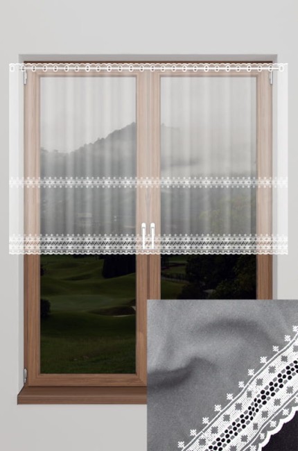 Firana woal haft biała o wysokości 90 cm, zamontowana na oknie. Materiał jest delikatny i przezroczysty, ozdobiony haftem w dolnej części. Ujęcie frontalne, z widocznym otoczeniem okiennym. Na zdjęciu dodatkowo widoczny detal haftu z bliska.