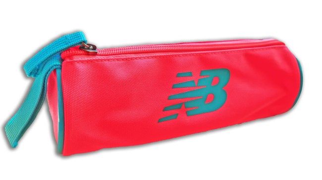Różowy piórnik szkolny młodzieżowy New Balance w neonowym odcieniu, z zamkiem błyskawicznym i niebieskim uchwytem. Widoczne logo marki w kolorze turkusowym. Produkt ujęty z boku, leżący poziomo na jednolitym tle.