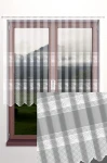 Firana żakardowa w odcieniach szaro-białych, z wzorem składającym się z kratki i ozdobnych elementów, wisząca na oknie. Wysokość 160 cm, o fakturze delikatnej i teksturowanej, idealna do aranżacji wnętrz. Tło okna z widokiem na zewnątrz.