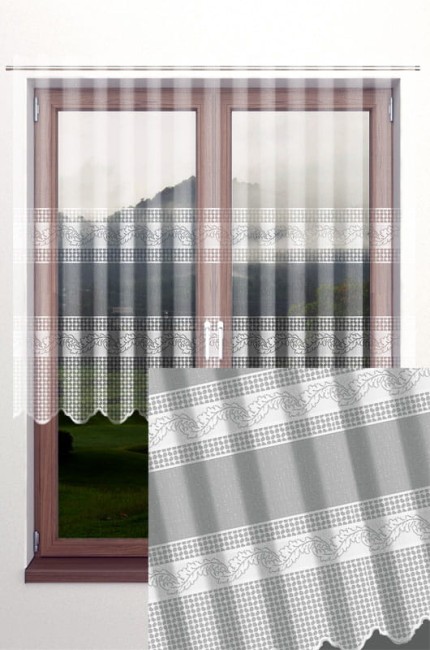 Firana żakardowa w odcieniach szaro-białych, z wzorem składającym się z kratki i ozdobnych elementów, wisząca na oknie. Wysokość 160 cm, o fakturze delikatnej i teksturowanej, idealna do aranżacji wnętrz. Tło okna z widokiem na zewnątrz.