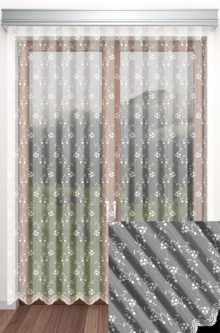 Firana żakardowa, wysokość 250 cm, w białym kolorze z delikatnym, kwiatowym wzorem. Produkt wiszący w oknie, wykonany z transparentnego materiału. Zdobienia na dole firany oraz faktura tkaniny widoczna w zbliżeniu obok, na szarym tle.