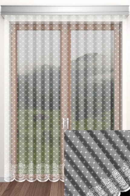 Firana żakardowa w kolorze białym, wysokość 250 cm, z delikatnym wzorem w formie kwadratów i kwiatów na dolnej krawędzi. Zawieszona na drewnianych drzwiach, z tłem widocznych zielonych roślin. W prawym dolnym rogu fragment materiału.