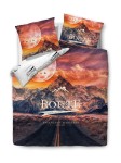 Pościel bawełniana 220x200 cm w motywie górskim z zachodem słońca, z nadrukiem ROUTE na narzucie i poszewkach. Kolory: pomarańczowy, fioletowy i niebieski. Pościel z zamkiem błyskawicznym, w układzie rozłożonym na białym tle.