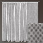 Firana żakardowa w kolorze białym o wysokości 250 cm, z delikatnym wzorem w romby. Produkt zawieszony na karniszu, widoczny w zbliżeniu na detal tkaniny, ukazujący teksturę i przejrzystość materiału. Tło w kolorze szarym.