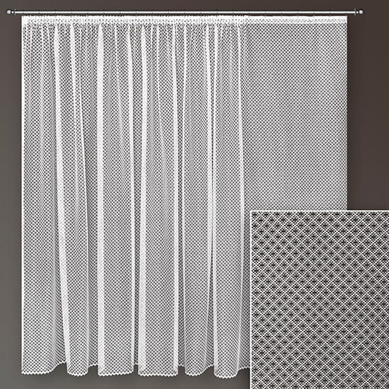 Firana żakardowa w kolorze białym o wysokości 250 cm, z delikatnym wzorem w romby. Produkt zawieszony na karniszu, widoczny w zbliżeniu na detal tkaniny, ukazujący teksturę i przejrzystość materiału. Tło w kolorze szarym.