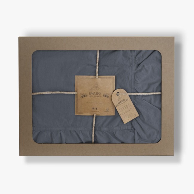 Pościel bawełniana z falbanką w kolorze szarym, zapakowana w kartonowe pudełko z okienkiem. Zestaw składa się z poszwy na kołdrę 160x200 oraz poszewek na poduszki. Widoczne logo marki Limasso oraz etykiety z opisem produktu. Związką ze sznurkiem.