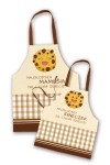 Dwa fartuchy kuchenne w kolorze beżowym z wzorem w kratkę w dolnej części. Fartuch dla mamusi ma napis Najslodsza Mamusia na całym świecie oraz motyw ciastka.