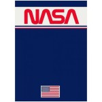 Kocyk dziecięcy 100x140 cm w kolorze niebieskim z logo NASA. Na kocyku widoczny jest amerykański sztandar w dolnym rogu. Produkt leży na jednolitym tle, prezentując gładką, miękką fakturę materiału.