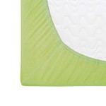 Prześcieradło jersey z gumką w kolorze limonkowym, o wymiarach 90x200 cm. Zbliżenie na krawędź produktu, ukazujące elastyczną gumkę oraz teksturę materiału, dopasowanego do materaca.