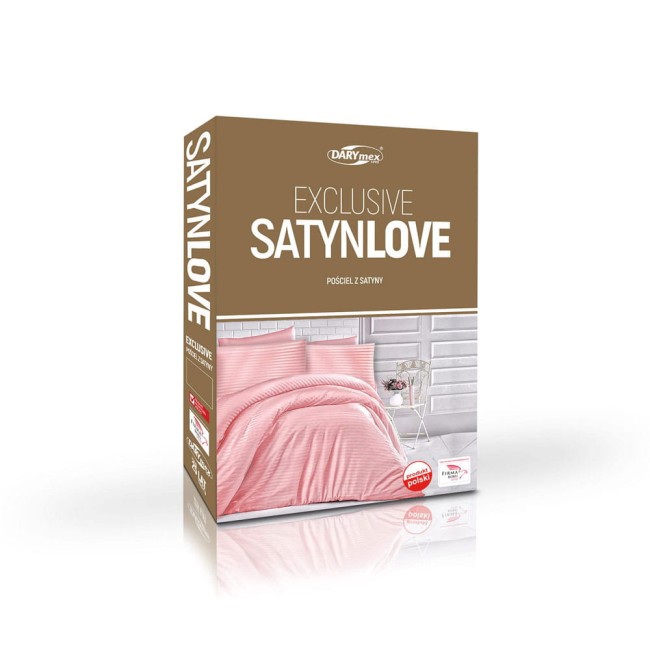 Opakowanie pościeli satynowej w kolorze pudrowym, z widocznym logo DARYmex. Produkt eksponowany frontalnie, z detalami pokazującymi fakturę materiału. W tle przyjemna aranżacja sypialni z jasnymi akcentami. Rozmiar 160x200.