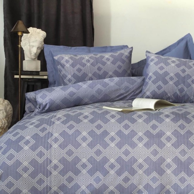  Estetyczna stylowa subtelna niebieska pościel satynowa 220x200 cm w estetyczny kwadratowy motyw 