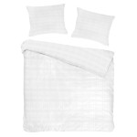 Pościel satyna bawełniana 140x200 w odcieniu białym z delikatnym wzorem w kratkę. Zestaw zawiera kołdrę i dwie poduszki. Układ poziomy, rozłożony na płaskiej powierzchni. Tło białe, co podkreśla fakturę materiału.