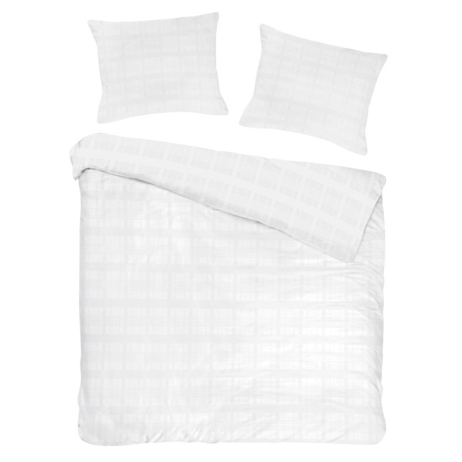 Pościel satyna bawełniana 140x200 w odcieniu białym z delikatnym wzorem w kratkę. Zestaw zawiera kołdrę i dwie poduszki. Układ poziomy, rozłożony na płaskiej powierzchni. Tło białe, co podkreśla fakturę materiału.