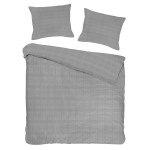 Pościel satyna bawełniana 180x200 w kolorze szarym, z delikatnym, geometrycznym wzorem. Zestaw składa się z poszwy na kołdrę oraz dwóch poduszek, ułożony na białym tle. Pościel leży rozłożona, z jedną stroną odsłoniętą.