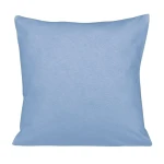 Poszewka w kolorze błękitnym o wymiarach 40x40 cm, wykonana z miękkiego jerseyu, leży na prostej powierzchni. Produkt jest bez wzorów i widocznych napisów, z matową fakturą, co podkreśla jednorodność koloru.