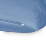 Poszewka jersey 40x40 w kolorze błękitnym, z widocznym zamkiem błyskawicznym. Produkt leży płasko, pokazując gładką, matową fakturę materiału. Tło jest jednolite, co podkreśla kolor poszewki.