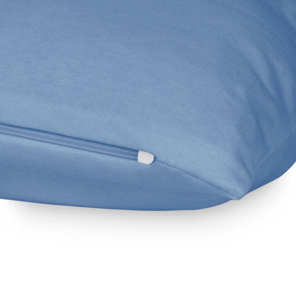 Poszewka jersey 40x40 w kolorze błękitnym, z widocznym zamkiem błyskawicznym. Produkt leży płasko, pokazując gładką, matową fakturę materiału. Tło jest jednolite, co podkreśla kolor poszewki.