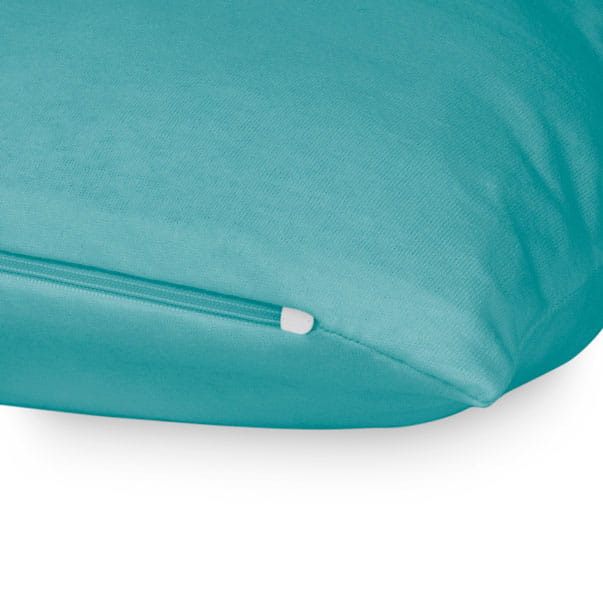 Poszewka jersey 40x40 w kolorze turkusowym, leżąca na jednolitym tle. Widoczny zamek błyskawiczny z białą końcówką, gładka faktura materiału, bez wzorów i ozdób. Idealna do poduszek dekoracyjnych w salonie lub sypialni.