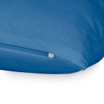 Poszewka jersey w kolorze chabrowym o wymiarach 40x40 cm, leżąca na jednolitym tle. Zamek błyskawiczny widoczny z boku, gładka faktura materiału. Widać, że jest nowa i nieskalana.