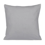 Poszewka jersey 40x40 w kolorze popiel, leżąca na jednolitym tle. Gładka faktura materiału z widocznym szwem na krawędziach. Produkt jest rozłożony, w jasnym odcieniu szarości, bez wzorów i napisów, idealny do wystroju wnętrz.