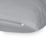 Poszewka jersey 40x40 cm w kolorze popielatym, leżąca na białym tle, z widocznym zamkiem błyskawicznym. Materiał miękki i elastyczny, bez wzorów. Optymalna do dekoracji poduszek w różnych aranżacjach wnętrz.