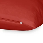 Poszewka jersey 40x40 w kolorze czerwonym, leżąca na białym tle. Widoczny zamek błyskawiczny w białej kolorystyce, który umożliwia łatwe wsunięcie poduszki. Tekstura materiału jest gładka, a poszewka ma prosty, kwadratowy kształt.