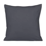 Poszewka w kolorze antracytowym o wymiarach 40x40 cm, wykonana z dzianiny jersey. Produkt leży na jednolitym tle, prezentując prosty i gładki design bez dodatkowych wzorów czy napisów. Umożliwia łatwe dopasowanie do różnych aranżacji wnętrz.