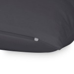 Poszewka jersey 40x40 w kolorze antracytowym, leżąca na płaskiej powierzchni. Widoczny zamek błyskawiczny w dolnej części, delikatna, matowa faktura materiału. Produkt uniwersalny, idealny do dekoracji wnętrz.