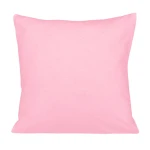 Poszewka w jasnoróżowym kolorze, wykonana z dzianiny jersey, o wymiarach 40x40 cm. Ułożona płasko, bez widocznych zdobień. Tło proste, umożliwiające wyróżnienie koloru i struktury materiału.