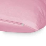 Poszewka jersey 40x40 w kolorze jasnym różu, leżąca na powierzchni, z widocznym zamkiem błyskawicznym. Materiał gładki, jednolity. Produkt w zbliżeniu, ukazującym detale tkaniny.