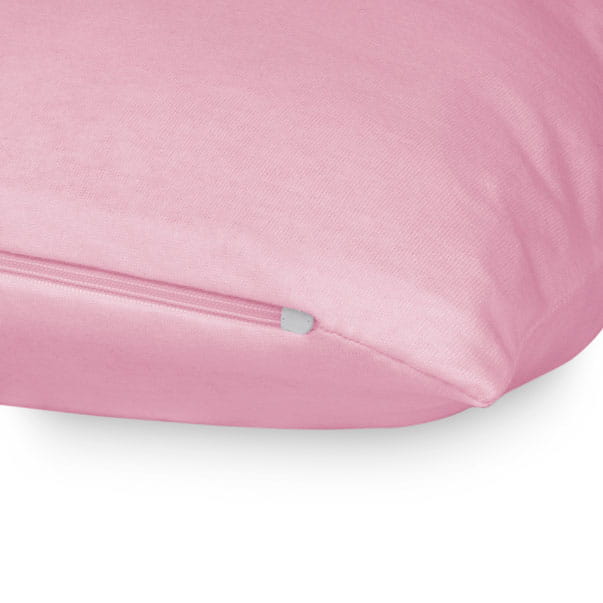 Poszewka jersey 40x40 w kolorze jasnym różu, leżąca na powierzchni, z widocznym zamkiem błyskawicznym. Materiał gładki, jednolity. Produkt w zbliżeniu, ukazującym detale tkaniny.