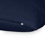 Poszewka jersey 40x40 w kolorze ciemnego granatu, leżąca na jednolitym tle. Widoczny zamek błyskawiczny w dolnej części. Materiał gładki, elastyczny, idealny do dekoracji poduszek. Wymiary i kolor pasują do różnych aranżacji wnętrz.