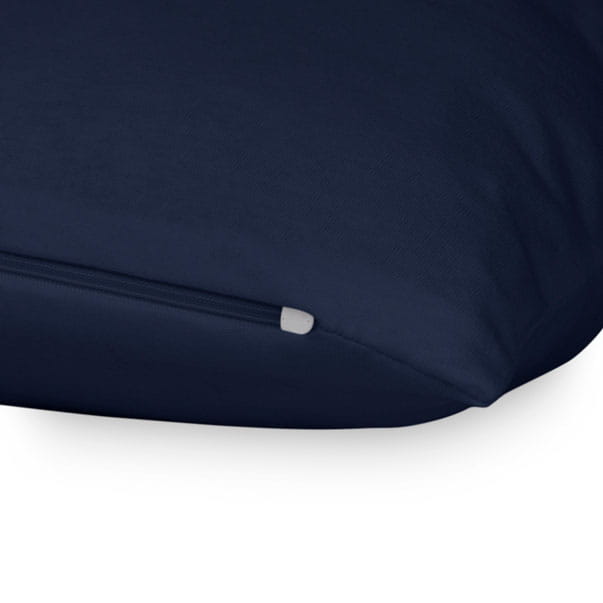 Poszewka jersey 40x40 w kolorze ciemnego granatu, leżąca na jednolitym tle. Widoczny zamek błyskawiczny w dolnej części. Materiał gładki, elastyczny, idealny do dekoracji poduszek. Wymiary i kolor pasują do różnych aranżacji wnętrz.