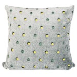 Poszewka mikrofibra 40x40 w kolorze malachitowym z miękką, teksturowaną powierzchnią. Na szarej tkaninie znajdują się wielokolorowe kropeczki w odcieniach zieleni i żółci. Ułożona na prosto, do widoku frontalnego.