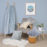 Poszewka mikrofibra 40x40 w kolorze navy z wzorem w neonowe kropki. Ujęcie frontalne przedstawia poduszkę na sofie w aranżacji wnętrza, obok innych poduszek. Tło w jasnym, jednolitym kolorze, dodaje elegancji. Produkt leży na sztucznej puchowej narzucie.