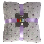 Koc mikrofibra 150x200 w antracytowym kolorze z neonowymi kropkami. Produkt leży na płaskiej powierzchni, z widocznym opakowaniem oraz etykietą z logo. Ułożony jest w formie kwadratu, związany fioletową wstążką, co podkreśla jego dekoracyjny charakter.