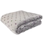 Koc mikrofibra 150x200 w kolorze antracytowym, z kropkami w odcieniach fioletu i zieleni, leżący na płaskiej powierzchni. Miękka i puszysta faktura, złożony w pół, ukazuje całość wzoru. Prosty szary background podkreśla kolorowe detale.