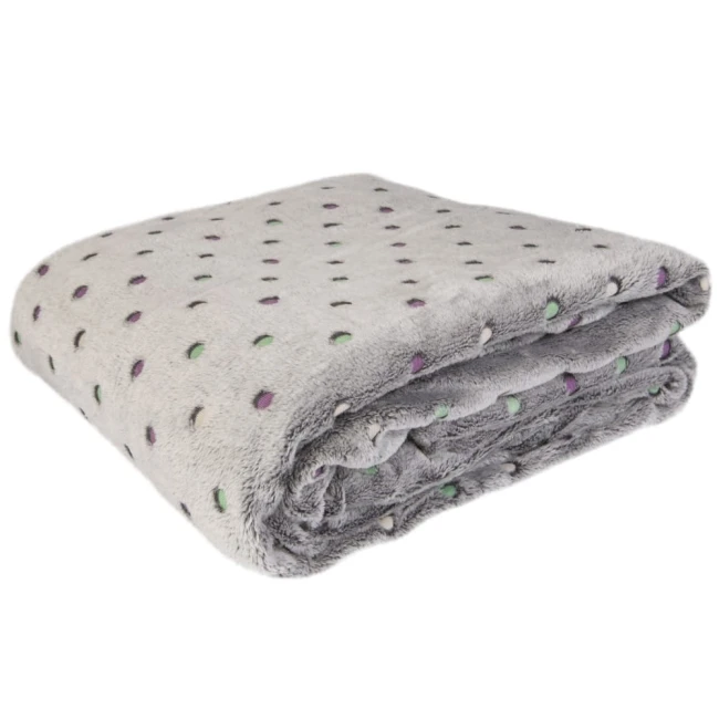 Koc mikrofibra 150x200 w kolorze antracytowym, z kropkami w odcieniach fioletu i zieleni, leżący na płaskiej powierzchni. Miękka i puszysta faktura, złożony w pół, ukazuje całość wzoru. Prosty szary background podkreśla kolorowe detale.