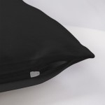 Poszewka satynowa 70x80 w kolorze czarnym, leżąca na jasnym tle. Widoczny zamek błyskawiczny oraz gładka, lśniąca tekstura materiału, podkreślająca elegancki wygląd. Idealna do stylizacji wnętrz.