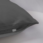 Poszewka satynowa 70x80 w kolorze szarym, leżąca na jasnym tle, z widocznym zamkiem błyskawicznym w dolnej części. Materiał o gładkiej, błyszczącej fakturze, ukazujący minimalistyczny design bez wzorów.